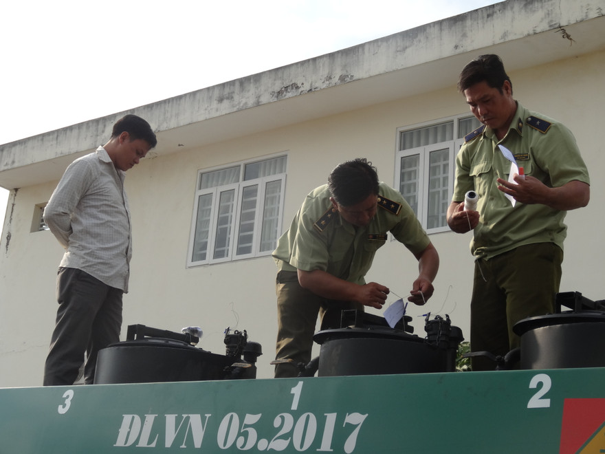 Lực lượng chức năng kiểm tra số hàng hóa có dấu hiệu vi phạm. Ảnh: Cục QLTT Hậu Giang