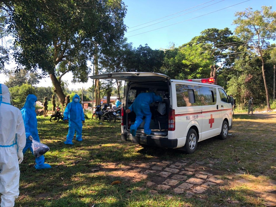 Phường Hoa Lư đưa hai F0 về lại bệnh viện dã chiến. Ảnh: Đình Văn