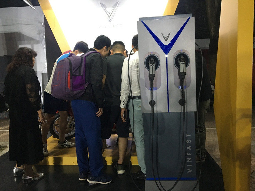 Trạm sạc nhanh của VinFast được trưng bày tại công viên Thống Nhất.