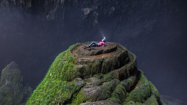 Du khách nồng nhiệt khám phá hang Sơn Đoòng (Quảng Bình) rồi lăng xê trên các phương tiện truyền thông quốc tế (ảnh in trên báo Telegraph của Anh)