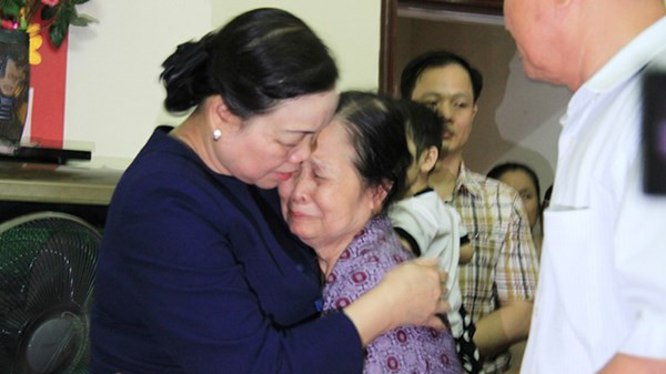 Bí thư T.Ư Đảng, Trưởng ban dân vận Hà Thị Khiết động viên mẹ liệt sĩ Nguyễn Ngọc Thắng
