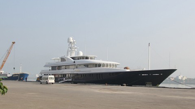 Sáng 6/1, sau buổi sáng thức dậy, người dân Đà Nẵng và du khách đã bất ngờ thấy siêu du thuyền triệu đô trên cảng Sông Hàn (đường Bạch Đằng, Đà Nẵng). Đây là siêu du thuyền Archimedes (quốc tịch Vương quốc Anh) vừa cập cảng Sông Hàn, Đà Nẵng