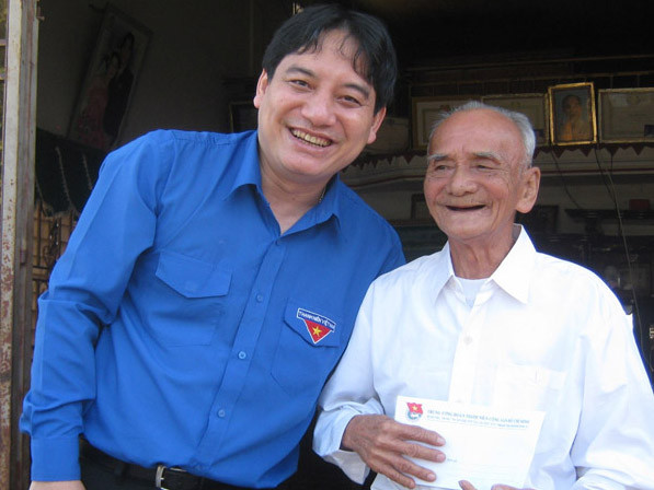 	Anh Vinh chúc Tết cụ Tuấn