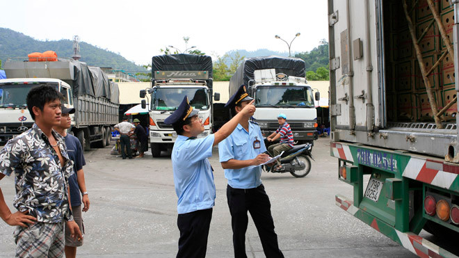 Hải quan Lạng Sơn kiểm tra hàng hóa qua cửa khẩu Tân Thanh Ảnh: Hồng Vĩnh