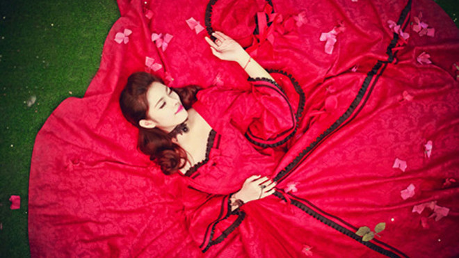 Nữ sinh mơ màng trong khung cảnh cổ tích