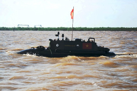 Ban đầu tàu chỉ chạy chậm và di chuyển ở 1 khu vực nhất định 