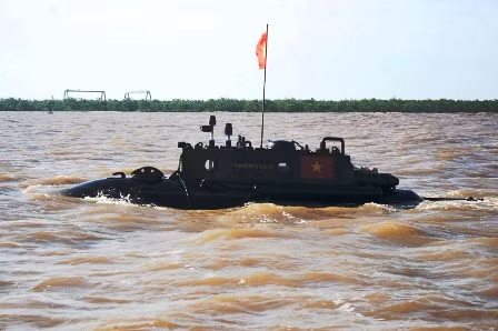 Ban đầu tàu chỉ chạy chậm và di chuyển ở 1 khu vực nhất định 