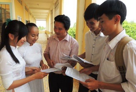 Niềm tin dành cho thế hệ trẻ cần được xây dựng trên nền tảng của sự chân thật (Ảnh minh họa: Thầy trò trao đổi về những cuốn sách hay). 