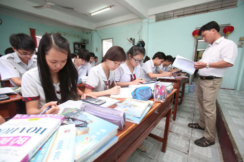 Thầy trò Trường THPT Hồng Đức (TP.HCM) dò bài môn hóa những ngày cuối trước khi học sinh nghỉ hoàn toàn chuẩn bị cho kỳ thi tốt nghiệp đầu tuần sau - Ảnh: Đào Ngọc Thạch (Thanh Niên)