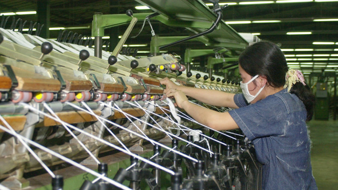 Một số địa phương tạm dừng thu hút đầu tư mới vào lĩnh vực dệt, nhuộm. Ảnh: Như Ý