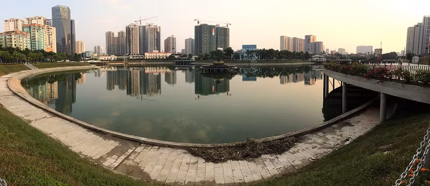Hồ điều hoà công viên trăm tỷ mới khánh thành đã nổi váng, bốc mùi