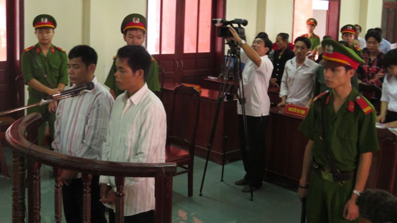 Hai bị cáo Hồ Văn Công (phải) và hồ Văn Thành trước vành móng ngựa.