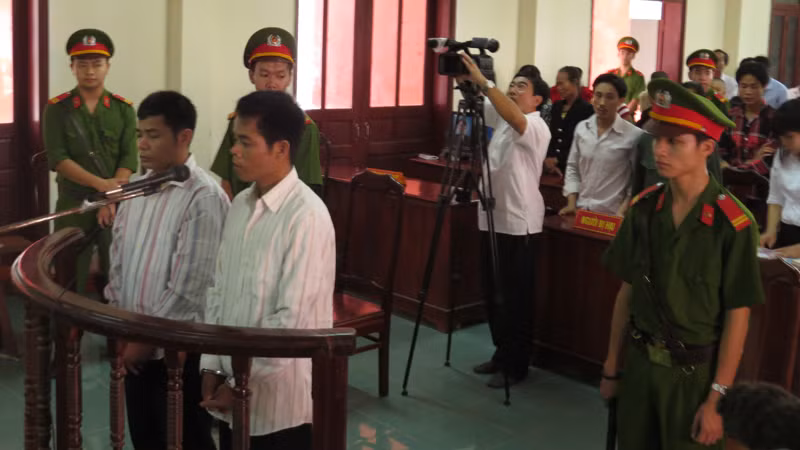 Hai bị cáo Hồ Văn Công (phải) và hồ Văn Thành trước vành móng ngựa.