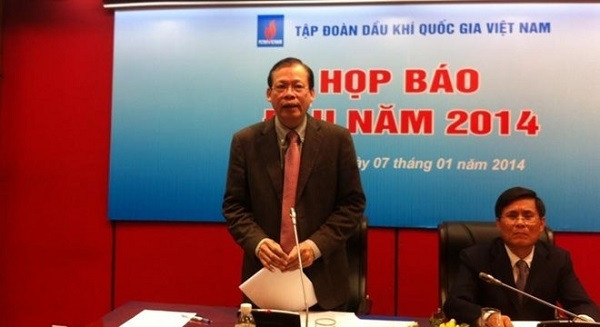 Ông Phùng Đình Thực (người đứng) tại một buổi họp báo