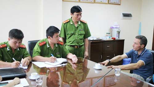  ÔngOlivier Larroquetại cơ quan công an. Ảnh: ANTĐ 