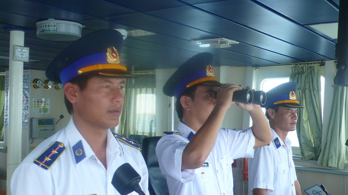 Lính hải quân tuần tra giữ bình yên mùa xuân nơi đảo xa.