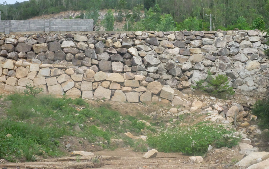 Nha Trang sẽ cưỡng chế bức tường đá khổng lồ 'treo' trên đầu dân