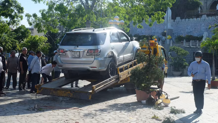 Kinh hãi cảnh ô tô 'điên' đâm gãy cột đèn nhà thờ đá Nha Trang