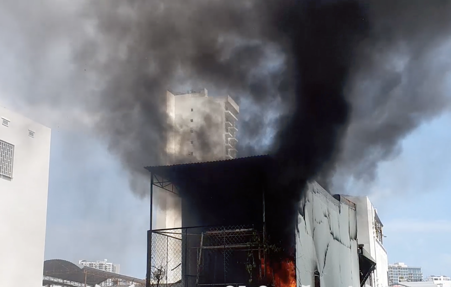 Cháy nghi ngút cạnh chợ Xóm Mới Nha Trang, tiểu thương hoảng loạn