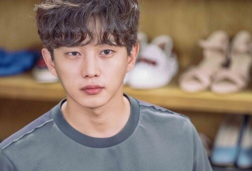 Sao châu Á 21/7: Sao 'Hậu duệ mặt trời' bắt nghi phạm quay lén phụ nữ