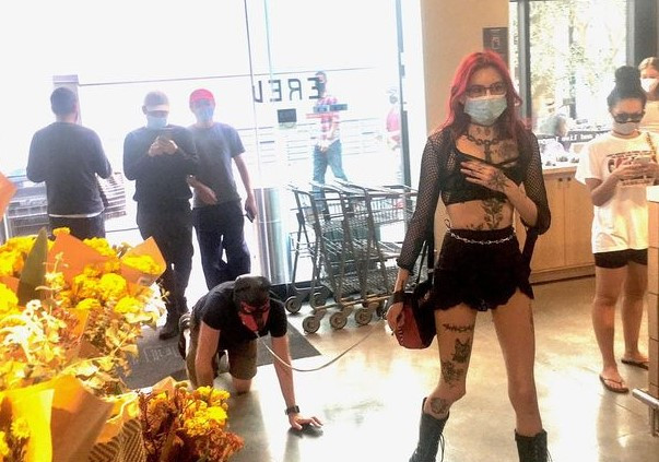 Người đàn ông bị cô gái dùng dây dắt đi như thú cưng gây tranh cãi 'bùng nổ' mạng xã hội