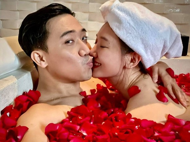 Ảnh Trấn Thành - Hari Won tình tứ trong bồn tắm kỷ niệm 1500 ngày yêu gây tranh cãi