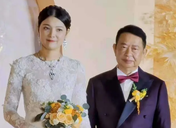 Mẫu nữ 38 tuổi lấy ông trùm mỏ vàng 63 tuổi gây xôn xao mạng xã hội Trung 