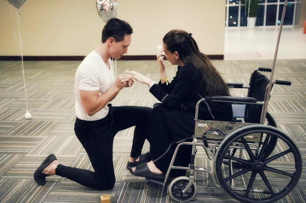 Khoảnh khắc Hồ Ngọc Hà bật khóc khi được Kim Lý cầu hôn