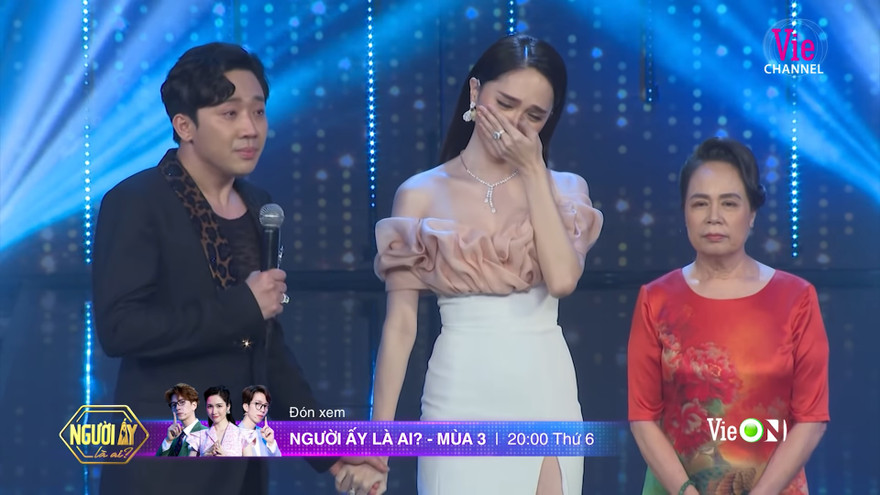 Mẹ rưng rưng dắt tay Hương Giang idol ở 'Người ấy là ai' mong tìm hạnh phúc cho con 