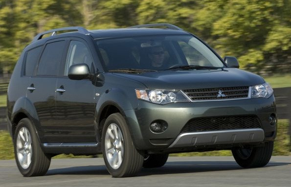 Mitsubishi Outlander nhập khẩu từ Nhật Bản bị triệu hồi do 2 lỗi cùng lúc.