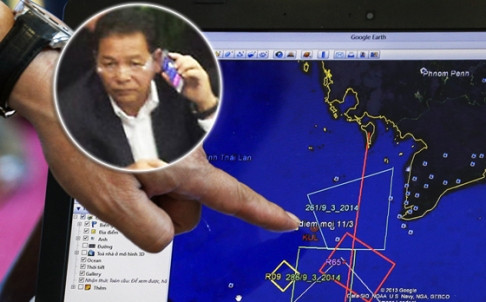 Tại cuộc họp báo với các gia đình nạn nhân ở Bắc Kinh, Đại sứ Malaysia Iskandar Sarudin (ảnh nhỏ) nói rằng quân đội Malaysia từng phát hiện một máy bay lang thang cách xa đường bay. Ảnh: SCMP