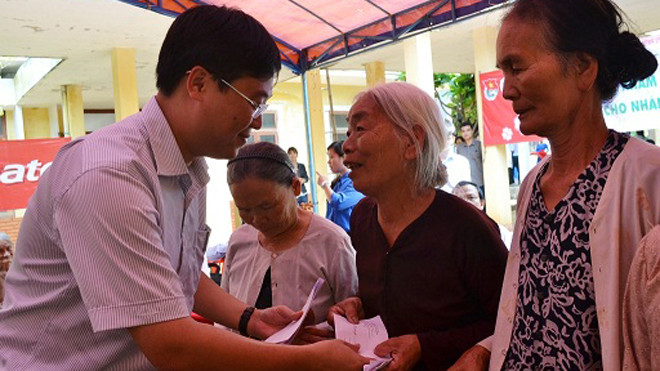 Anh Lê Quốc Phong, Bí thư T.Ư Đoàn, Chủ tịch Hội SVVN, trao quà cho các gia đình chính sách tại huyện đảo Lý Sơn