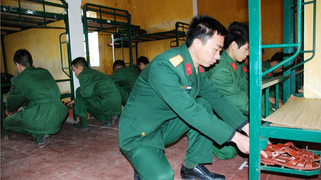 Cán bộ trung đội ở Tiểu đoàn 5, Trung đoàn 8 hướng dẫn chiến sỹ mới xếp đặt nội vụ