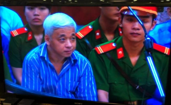 Bầu Kiên trước vành móng ngựa. Ảnh: Bảo Thắng