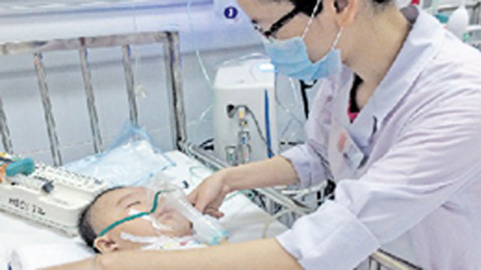 Bệnh nhi mắc sởi đang điều trị tại Bệnh viện Nhi Trung ương. Ảnh: PV