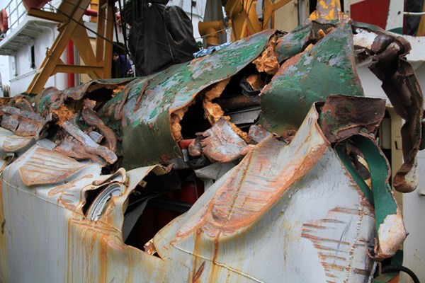 Tàu kiểm ngư Việt Nam bị nhóm tàu Trung Quốc đâm nát hai bên mạn khi đang làm nhiệm vụ thực thi pháp luật ở Hoàng Sa. 