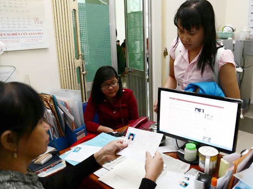 Thí sinh chỉnh sửa giấy báo thi tại Trường ĐH Sư phạm TP.HCM ngày 28.6, chuẩn bị cho kỳ thi tuyển sinh ĐH, CĐ đợt 1 diễn ra vào giữa tuần này - Ảnh: Đào Ngọc Thạch 