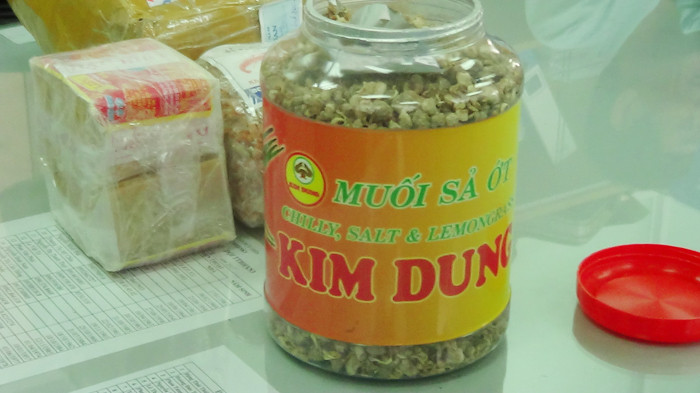 Lọ muối sả ớt được để lẫn trong lô hàng thức ăn khô chứa 1,5 ký tiền chất ma túy. Ảnh hải quan cung cấp