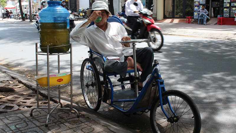 Trà đá miễn phí cho người đi đường ở TPHCM