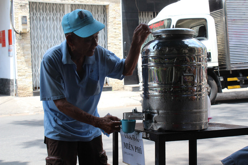 Chùm ảnh: Cốc nước cho đi, tình người ở lại 