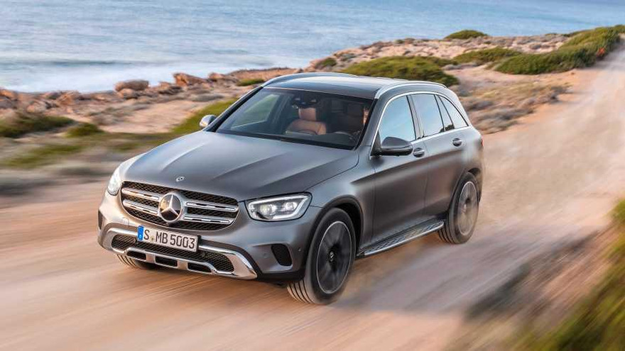 Phần đầu Mercedes-Benz GLC có cụm đèn pha nhỏ và sắc cạnh hơn.