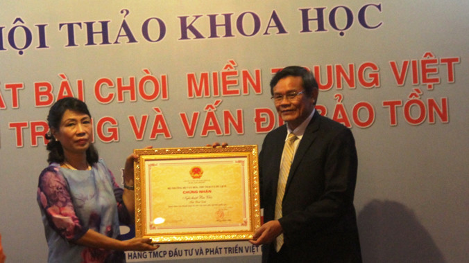 Bà Đặng Thị Bích Liên, Thứ trưởng Bộ VH-TT & DL trao Bằng Chứng nhận Bài chòi là Di sản văn hóa phi vật thể quốc gia