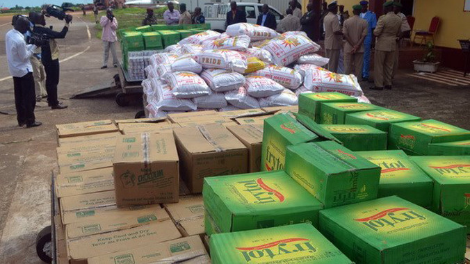 Hàng viện trợ dành cho bệnh nhân Ebola của Cộng đồng Kinh tế các quốc gia Tây Phi (ECOWAS) được chuyển tới sân bay Conakry, Guinea ngày 15/9. Ảnh: AFP/TTXVN