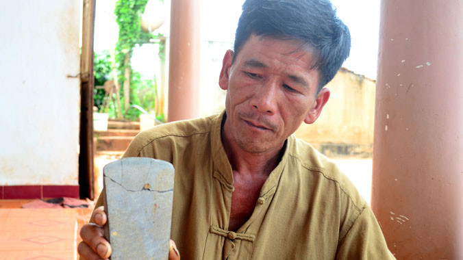 Ông Hạ với chiếc rìu đá đào được