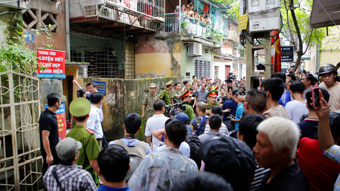 Vụ khống chế con tin gây rúng động khu tập thể Thanh Xuân Bắc. Ảnh: Như Ý