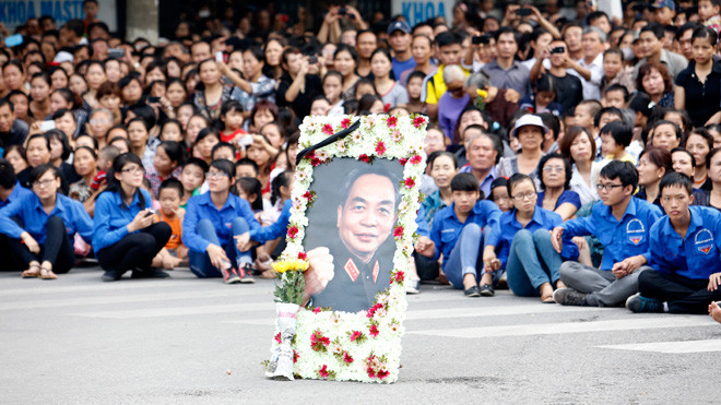 Người trẻ tri ân đại tướng Võ Nguyên Giáp. ảnh: như ý