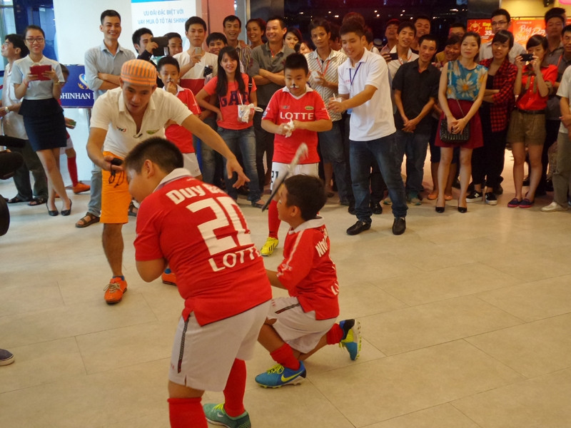 Ngọc Châm, Xuân Bắc rèn sự dũng cảm cho các cầu thủ nhí