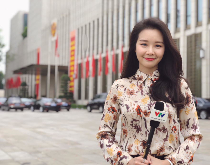 Biên tập viên VTV bị cắt sóng sau khi dẫn 3 tháng vì mặt quá trẻ