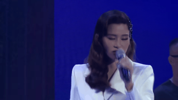 Thực hư câu chuyện Đông Nhi hát nhép? 