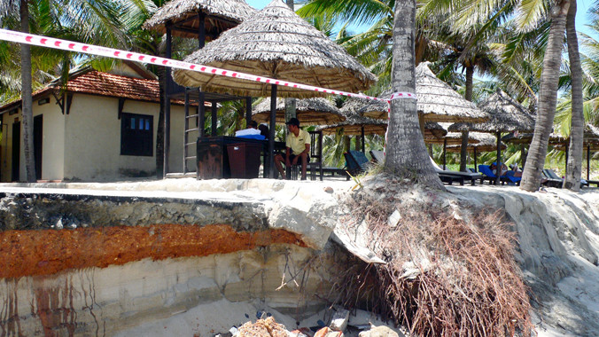 Quầy bar của Khu du lịch biển Hội An bị sạt lở.